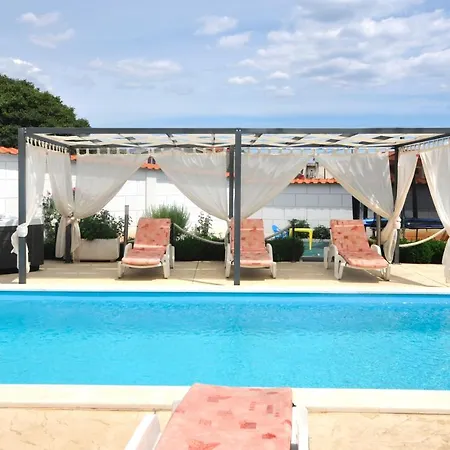 Villa Luxury With A Swimming Pool Plano, - 18490 *